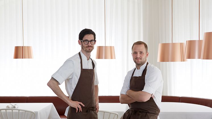 Anton Bjuhr (tv) från tvåstjärniga Michelinrestaurangen Gastrologik i Stockholm. Pressbild.