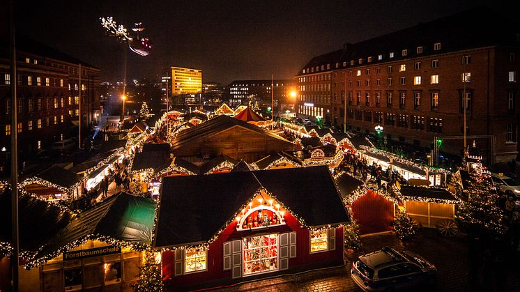 Das Weihnachtsdorf auf dem Rathausplatz mit der Kogge von Wichtel Kilian und seinen Rentieren. 