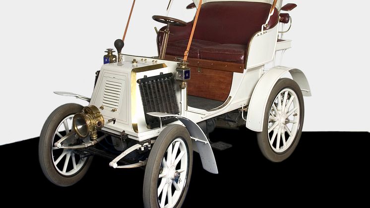 En av Tekniska museets äldsta bilar varvar upp för vetaranbilsrally.