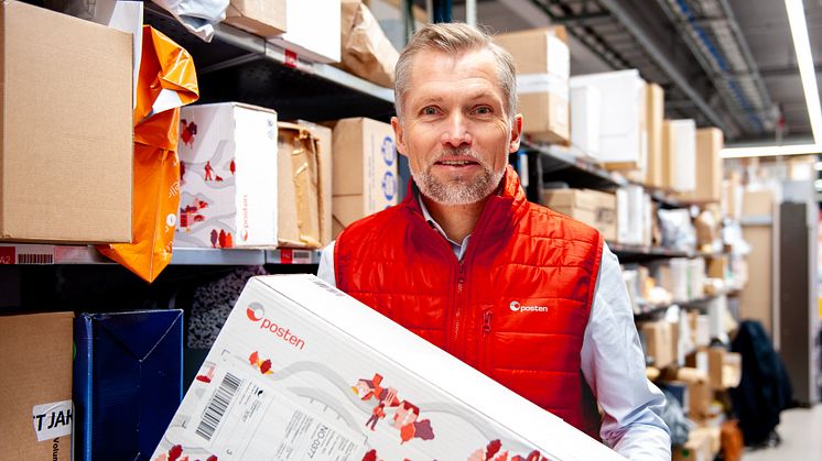 PAKKEREKORD: Konserndirektør for e-handel og logistikk i Posten Bring, Thomas Støkken, forteller at årets Black Friday ga pakkerekord for konsernet. Foto: Posten