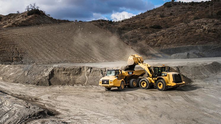 Cat 972M XE hybridhjullastare och Cat 730C dumper i arbete