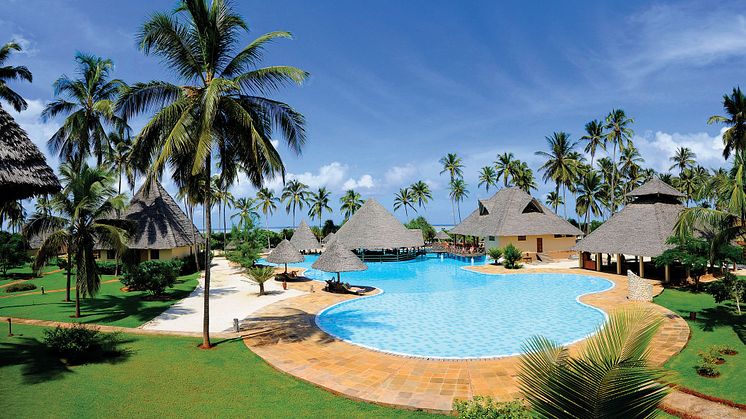Die gepflegte Hotelanlage im landestypischen Stil des Neptune Pwani Beach Resort & Spa liegt direkt am weißen, feinsandigen Strand von Kiwengwa im nordöstlichen Teil Sansibars.