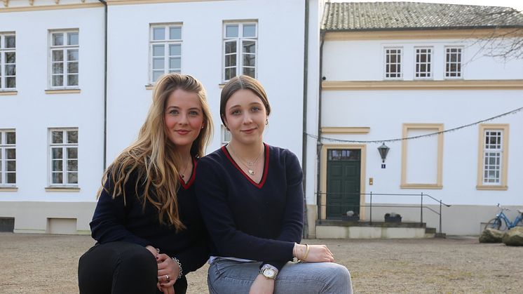 Charlotte und Tamara gehören der Begrüßungsgilde an und führen Besucher über das Internatsgelände