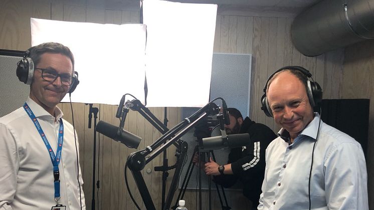 Stein Vidar Loftås og Guttorm Christensen i studio under opptak av podcast. (Foto: Audhild Dahlstrøm/SpareBank 1 Nord-Norge)