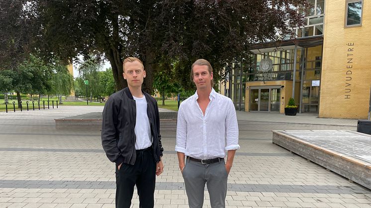 Tobias Åberg och Jimmie Karlén har läst ekonomprogrammet på Högskolan i Skövde och i sitt examensarbete tittat närmare på spelbranschen ur ett finansiellt perspektiv med fokus på immateriella tillgångar. Foto: Privat