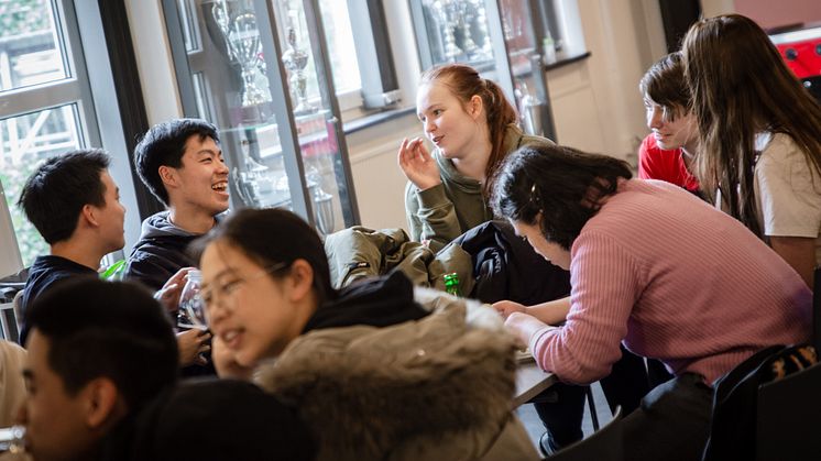 Som en skole med internationalt udsyn, så er det vigtigt at eleverne på Tradium HHX ikke blot kommer ud i verden, men at verden også kommer til Randers. Derfor er der ofte besøg af samarbejdsskoler fra andre lande, såsom elever fra Kina.