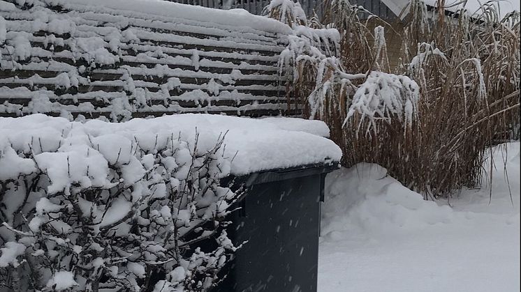 De stora snömängderna skapar utmaningar för sopbilarna.