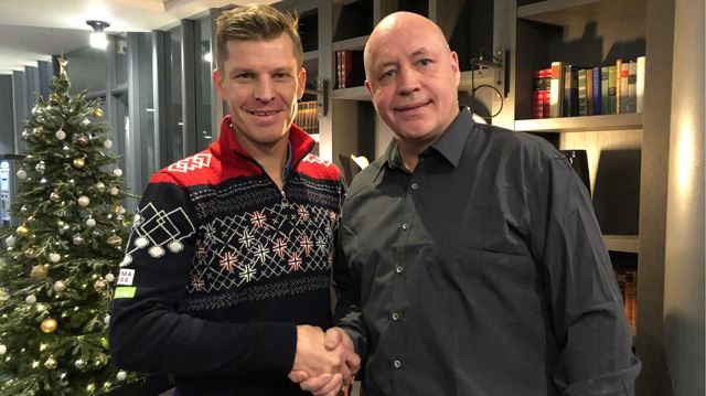 SIGNERT: Rasmus Aarflot (t.v) fra Norges Håndballforbund sammen med Morten Aunehaugen i Ramirent. Foto: Ramirent