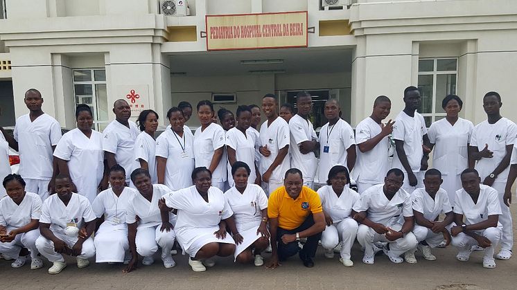  Vi fick en fin lagbild skickad till oss från Mocambique! I en utav våra biståndssändningar till Beira i år fanns bland annat nya uniformer till sjukvårdspersonalen på Centralsjukhuset.