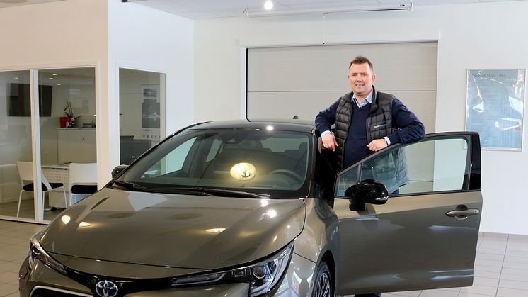 Mosjøen: Salgssjef Tor Anders Johansen hos Nordvik er klar for lansering av nye Corolla Hybrid.