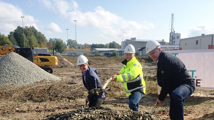 Erik Melkersson, Fastighetsbyrån, Stefan Blomkvist, Serneke och Christian Fredriksson, Lågan Fastigheter tar alla var sitt första spadtag i kvarteret Lågan.