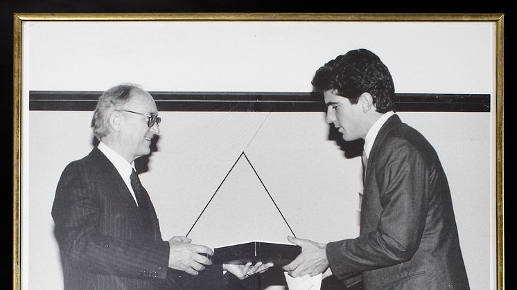 Karl Grunewald tar emot pris av familjen Kennedy 1986.