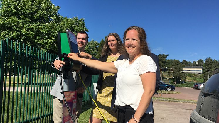 Andreas Pettersson (C) kommunalråd, Monika Bubholz (MP) kommunalråd och Ulrika Krantz Tedfelt från Karlstads El- och Stadsnät laddade första bilen på dagens pressträff vid Mariebergsskogen.