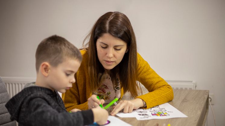 Elevassistenter i skolan har en otydlig roll