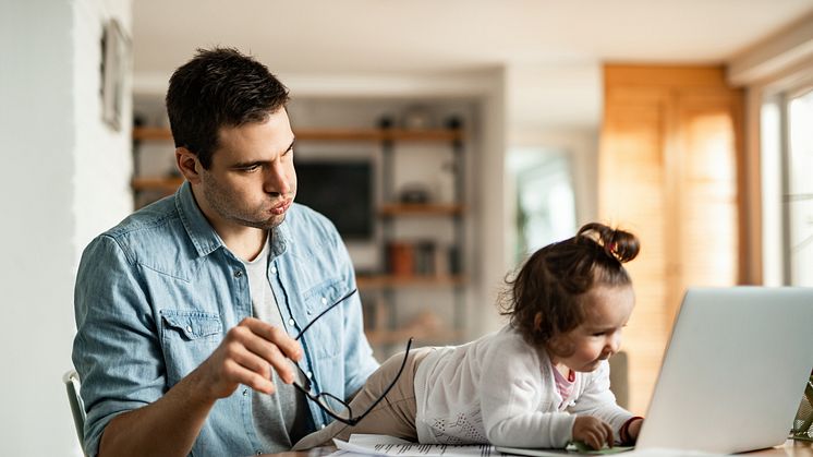 Homeoffice und Kinderbetreuung: Arbeitnehmer müssen momentan viele Herausforderungen bewältigen. Foto: Drazen Zigic, iStock