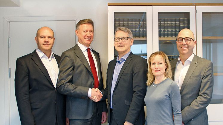 Bildtext: Advokaterna Olov Matsson, Bertil Wingqvist, Madeleine Ljungberg och Claes Wallenborg hälsar Ronny Henning, i mitten, välkommen.