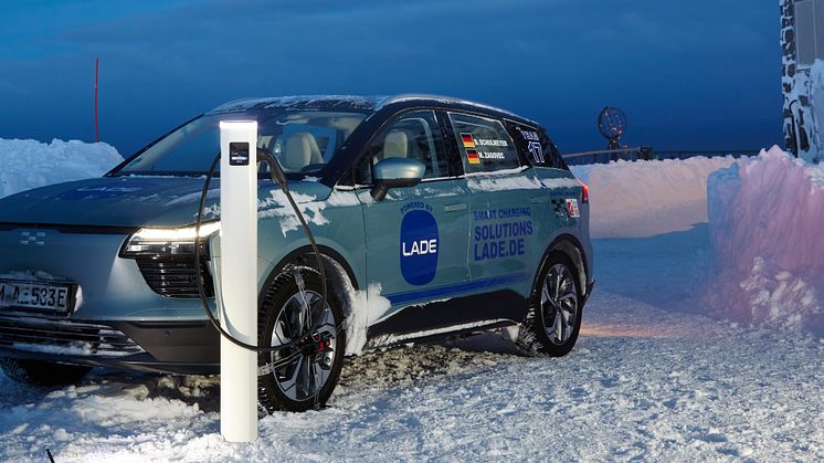 Nordkapp er det nordligste punkt i Europa, hvortil det er muligt at køre i bil. To tyskere beviste, at det kan lade sig gøre at køre hele vejen i en elbil i den koldeste vinter.
