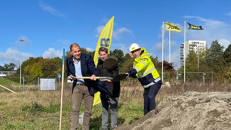 Fredagen den 15 oktober sattes spaden i marken för 113 hyresrätter i Lunds nya område Södra Råbylund. Det första spadtaget togs av Fredrik Leo VD JSB, Fredrik Altin Projektledare LKF och Fredrik Millertson VD LKF.