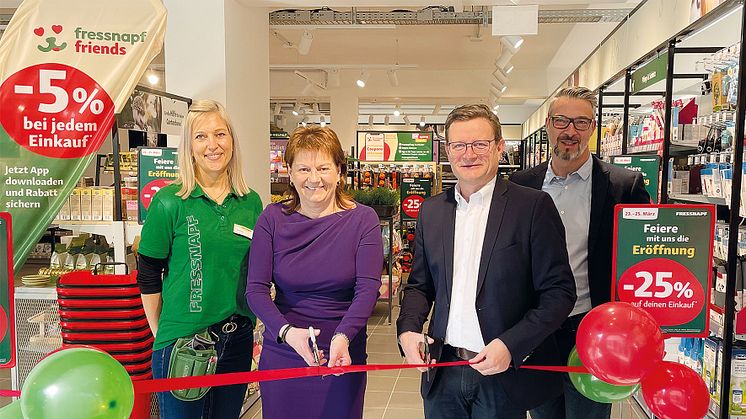 Vizebürgermeisterin Karin Hörzinger und Fressnapf Geschäftsführer Hermann Aigner eröffnen die vierte Linzer Fressnapf-Filiale mit Filialleitung Barbara Freudenthaler und Salesdirector Thomas Kerschbaumer. 