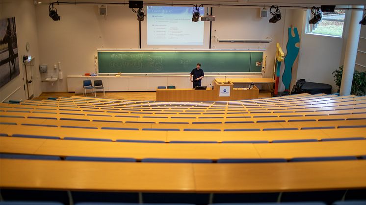 Førsteamanuensis Knut Peder Heen foreleser for studenter på nett. Foto: Panorama.