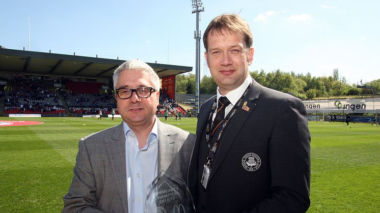 ng homes board member Richard Porter (left) with Partick Thistle Managing Director Ian Maxwell (right)
