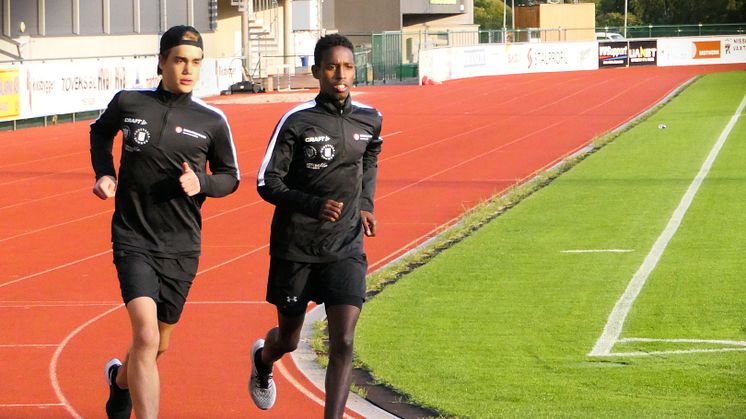 Friidrottseleverna Jonas Magnusson och Sharmarke Ahmed är två av de 140 eleverna på Uddevalla Elitidrottsgymnasium som nu har tillgång till den nya appen.