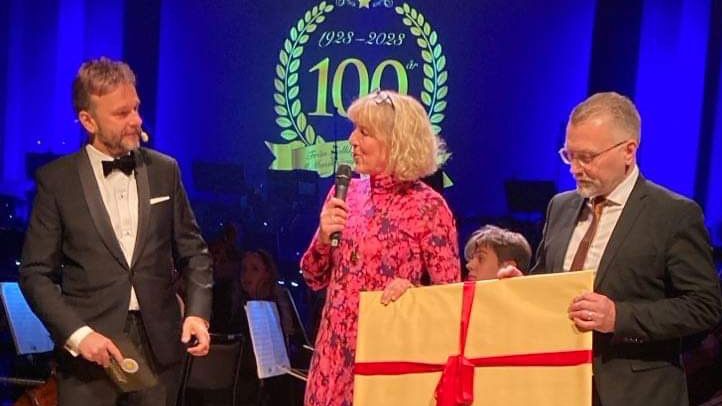 Cecilia Björkengren & Stig Olsson överlämnar jubileumsgåvan som tas emot av Johan Birgersson på Musikhögskolan Ingesund