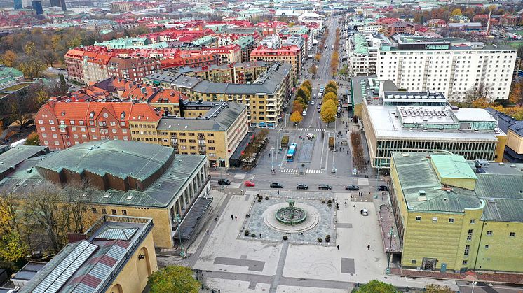 Avenyn - eller Kungsportsavenyen, som den egentligen heter - med Götaplatsen närmast kameran. Bild: Göteborgs Stad.