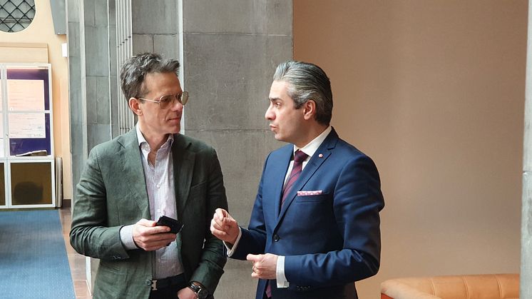 Tobias Henmark og Sveriges Energi- og digitaliseringsminister, Khashayar Farmanbar diskuterer udviklingen af ​​elbiler i Sverige.