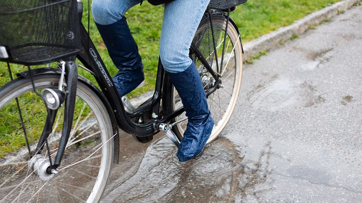 Regnöverdraget går snabbt att sätta på benen och den smarta designen gör att du kan cykla i dina vanliga skor.