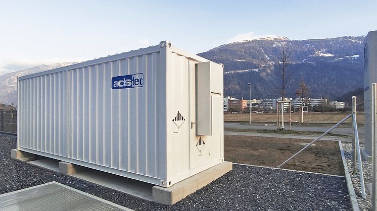 Leistungsstarker Großspeicher von ADS-TEC Energy bei Energieversorgerin Rhiienergie AG in Graubünden, Schweiz