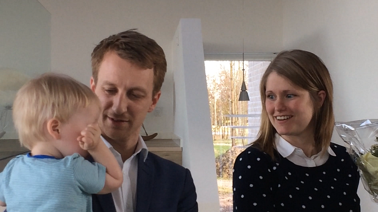 Der var lutter store smil, da Camilla og Jacob, nytillflyttere til Støvring, blev budt velkommen af Rebild Kommunes borgmester på familiens nye matrikel på Bæveren i Støvring.  