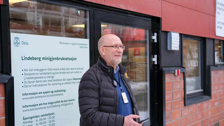 Direktør Hans Petter Karlsen tester døråpner-appen (foto: Felicia Y. Andreasson)