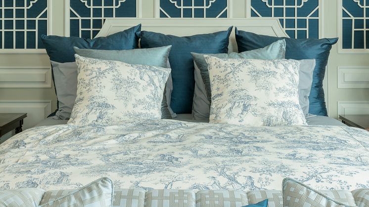 21862860-classic-style-bedroom-with-white-and-blue-pillows-on-bed