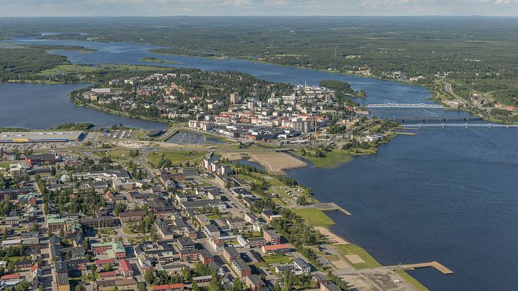 Tornionjoen ylittävät sillat liittävät Tornion kaupungin mantereeseen. Raja Ruotsin ja Suomen välillä kulkee kaupunginlahdella.