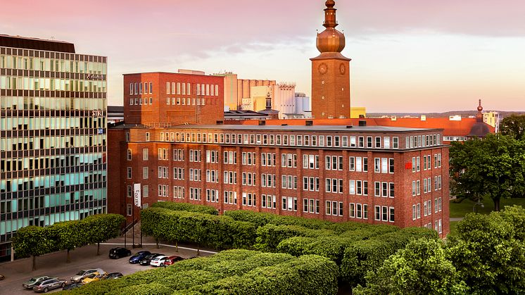 Vy över ABB´s svenska huvudkontor och ASEA-tornet Ottar. Foto: Avigphoto