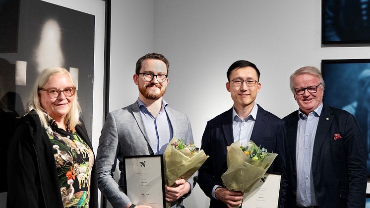 Förre styrelseordförande Göran Bengtsson och nuvarande ordförande Christina Backman överräckte diplom och blommor Till Hans Chen och Daniel Bojar vid en ceremoni på Hasselblad Center