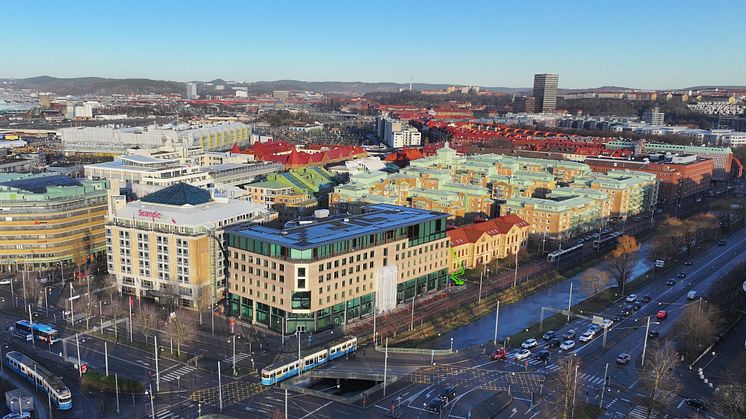 Stampen 5:6 före och efter till- och ombyggnation av fastigheten. En utveckling som resulterat i ett toppmodernt premiumkontorshus mitt i centrala Göteborg. 