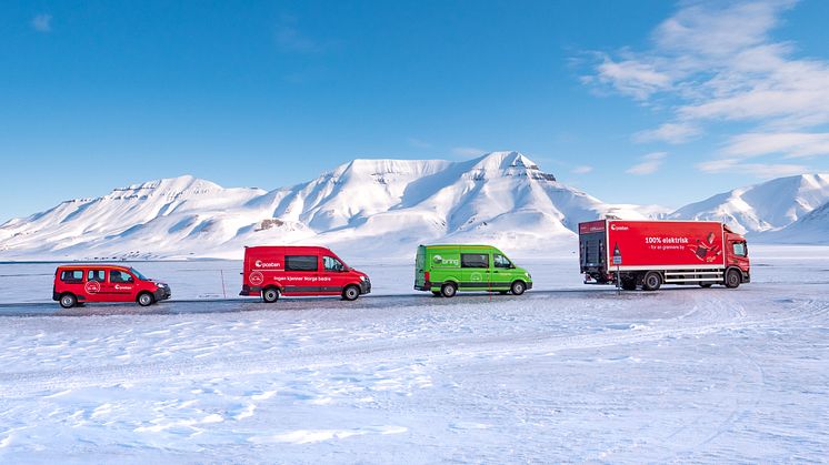 Posten Norge trekkes frem som et av 400 europeiske selskaper som anses å være klimaledere. Bildet viser verdens nordligste elektriske lastebil som Posten nylig har tatt i bruk på Svalbard. Foto: Tore Oksnes, Posten Norge
