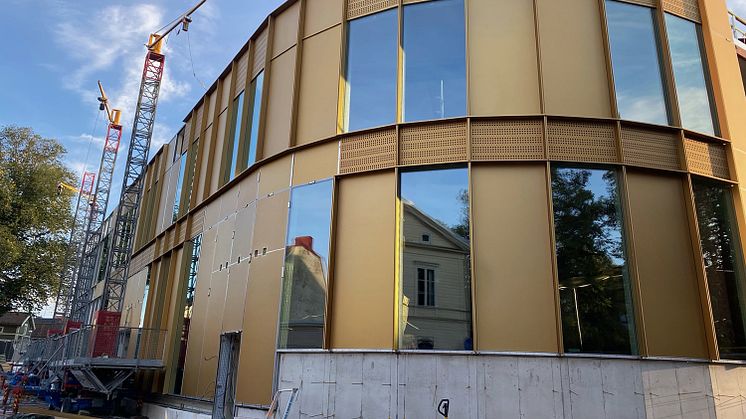 5 meter långa fyllningspaneler i guld pryder fasaden