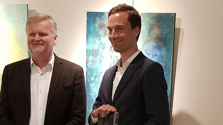 Clas Svensson, strategisk säljare och Marcus Wiklund, branschchef på Green Cargo tar emot priset Volvo Cars Quality of Excellence.