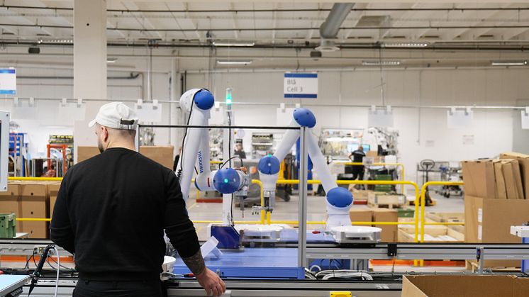 Kollaborativa robotar är lättare att placera i en befintlig produktionslinje än vanliga industrirobotar.