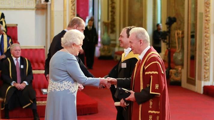 Queen presents Anniversary Prize