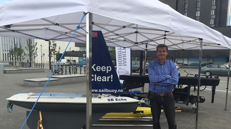 Direktør Dahle ved dronen Sailbuoy produsert av Offshore Sensing (seminar i Bodø, September 2017). (Foto: Magnus Aune, Akvaplan-niva)