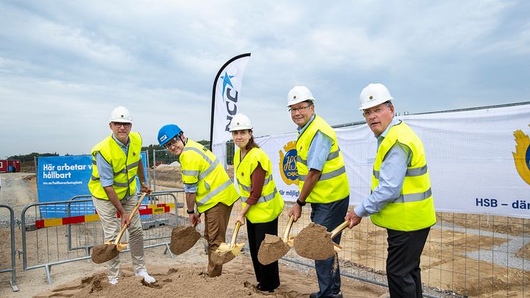 Spadtaget togs av Alexander Lenre Simittchiev, arkitekt Stadstudio, Tomas Carlsson,  koncernchef NCC,  Ana Markovic, lägenhetsköpare, Kent Andersson, ordförande HSB Malmö samt Michael Carlsson, vd HSB Malmö. Foto: NCC/Fotograf Klas Andersson