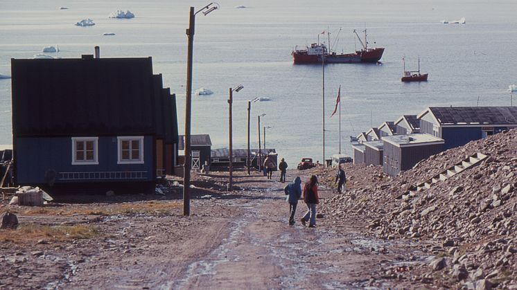 (foto_Philip Bogaert_MSarkiv) Stemningsfoto fra Thule/ Qaanaaq, år 1976. Fotografen var som ung frivillig med til at flytte fire tidligere kolonibygninger, der i dag er rammen for det kulturhistoriske lokalmuseum, Maniitsoq Museum i Grønland.