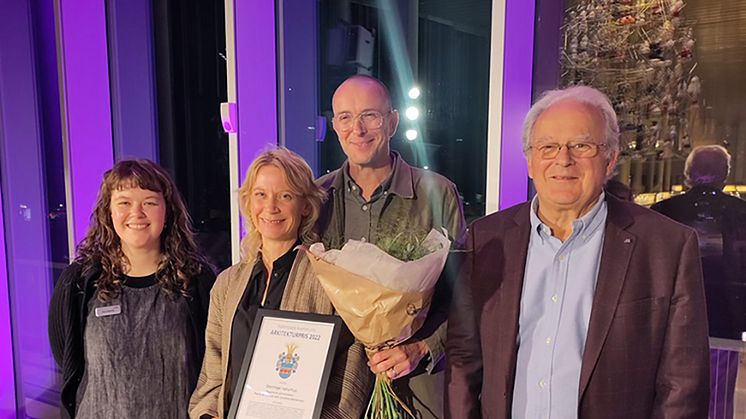 Tora Pederby, bygg- och miljöförvaltningen, vinnarna Caroline Mårtensson och Patrik Bengtsson samt byggnadsnämndens ordförande Jan Prytz ler ikapp under utdelningen av årets arkitekturpris.