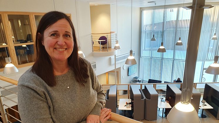 Karin Gebing, projektledare vid Vuxenutbildningen i Piteå kommun, berättar att merparten av de beviljade utbildningarna kommer att förläggas vid Lärcentrum. Foto: Kia Svensson