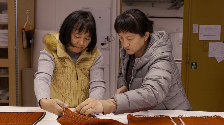 Seediq-folket från Taiwan studerar föremål ur Världskulturmuseernas samling.