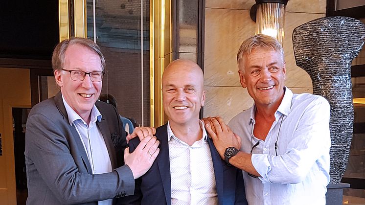 Gunnar Hareide, adm. dir. i Tafjord Marked, Erik Espeset, konsernsjef i TAFJORD og Gunnar Evensen, CEO i Get TDC, like etter signering av avtalen den 26. juni 2018. (Foto: TAFJORD)